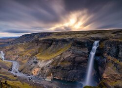 Islandia, Rzeka Fossa, Wodospad Haifoss, Chmury, Góry, Skały