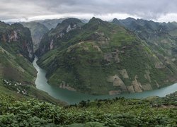 Wietnam, Prowincja Ha Giang, Góry, Rzeka, Nho Que River, Krzewy, Roślinność, Chmury