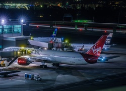 Samoloty na lotnisku nocą