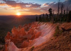 Zachód słońca, Skały, Drzewa, Promienie słońca, Park Narodowy Bryce Canyon, Utah, Stany zjednoczone