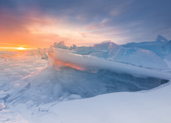 Skuta lodem Antarktyda w świetle zachodzącego słońca