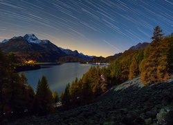 Jezioro Silsersee, Góry, Góra Piz da la Margna, Noc, Niebo, Efekt, Gwiazdy, Drzewa, Modrzewie, Kanton Gryzonia, Szwajcaria