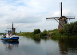 Rzeka, Statek, Wiatraki, Wieś Kinderdijk, Holandia