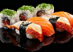 Sushi na ciemnym tle