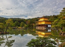 Świątynia Kinkakuji, Złoty Pawilon, Staw Kyko chi, Drzewa, Kioto, Japonia, Roślinność, Chmury