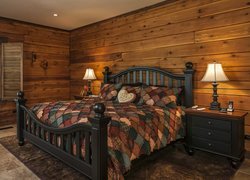 Sypialnia z drewnianymi ścianami