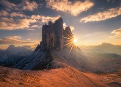 Góry, Dolomity, Szczyty, Tre Cime di Lavaredo, Chmury, Skały, Promienie słońca, Włochy