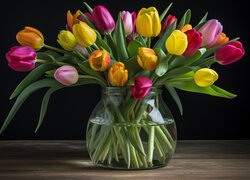 Szklany wazon z różnokolorowymi tulipanami