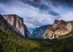 Stany Zjednoczone, Kalifornia, Park Narodowy Yosemite, Góry, Dolina, Chmury, Tęcza, Drzewa, Lasy