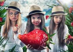 Trzy dziewczynki z truskawkami