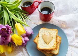 Tulipany obok tostów na talerzu