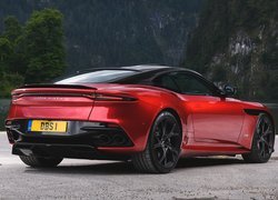 Tył czerwonego Aston Martin DBS Superleggera