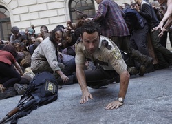 Uciekający przed zombie Rick Grimes w serialu The Walking Dead