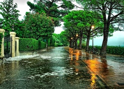 Ulica w strugach deszczu we włoskim Toscolano-Moderno