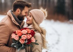 Uśmiechnięta kobieta i mężczyzna z bukietem róż