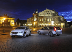 Volvo S60 Cross Country i V60 Cross Country przed Operą Semperoper w Dreźnie