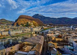 Widok na domy i rzekę Salzach w Salzburgu