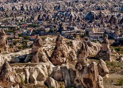 Widok na osadę Göreme w tureckiej Kapadocjii