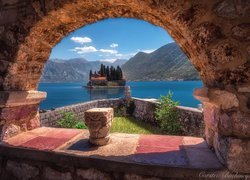 Czarnogóra, Zatoka Kotorska, Góry, Wyspa Gospa od Skrpjela, Murek, Chmury