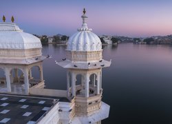 Widok z hotelu Taj Lake Palace na jezioro Pichola w Indiach