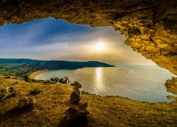 Jaskinia Kalipso, Calypso Cave, Kamienie, Zachód słońca, Zatoka Ramla Bay, Morze, Wyspa Gozo, Malta