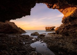 Widok z jaskini Vinaros na Zatokę Foradada w Hiszpanii
