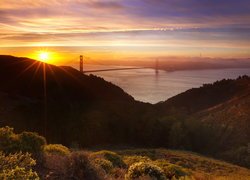 Widok ze wzgórza Hawk Hill na cieśninę i most Golden Gate
