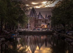 Widok znad kanału na historyczny budynek De Waag w Amsterdamie