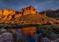 Widok znad rzeki Salt River na rozświetlone góry Goldfield Mountains w Arizonie