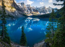 Kanada, Alberta, Park Narodowy Banff, Góry, Jezioro Moraine, Las, Drzewa, Chmury, Odbicie