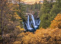 Wodospad, Burney Falls, Jesień, Park Stanowy McArthur Burney Falls, Drzewa, Kalifornia, Stany Zjednoczone