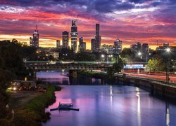 Wieżowce w Melbourne nad rzeką Yarra