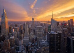 Wieżowce w Nowym Jorku pod niebem zachodzącego słońca