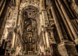 Wnętrze włoskiej Katedry Santa Maria Nuova w Monreale na Sycylii