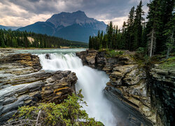 Park Narodowy Jasper, Rzeka, Athabasca River, Skały, Wodospad, Athabasca Falls, Drzewa, Chmury, Kanada