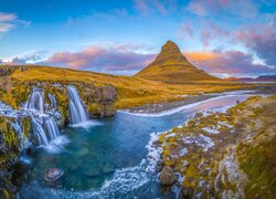 Góra Kirkjufell, Rzeka, Wodospad Kirkjufellsfoss, Chmury, Islandia