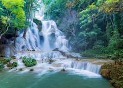 Wodospad Kuang Si Falls na skale w Laosie