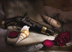 Zabytkowy pistolet, muszelki i róża leżą na książce