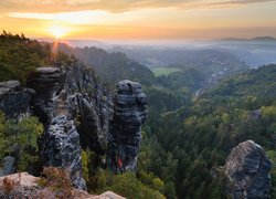 Góry Połabskie, Skały, Drzewa, Zachód słońca, Park Narodowy Saskiej Szwajcarii, Niemcy