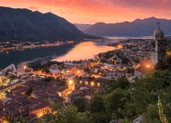 Miasto Kotor, Czarnogóra, Zatoka Kotorska, Morze, Zachód słońca, Góry, Oświetlone, Domy Zdjęcie miasta