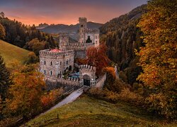 Włochy, Góry, Dolomity, Zamek Gernstein, Drzewa, Jesień, Zachód słońca
