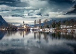 Jezioro Grundlsee, Góry, Zima, Drzewa, Zamek Grundlsee, Styria, Austria