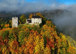 Zamek Thierberg na zalesionej jesiennymi drzewami górze w Austrii