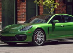 Zielone Porsche Panamera S bokiem