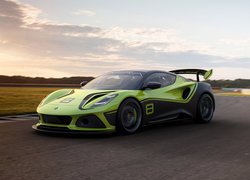 Zielony Lotus Emira GT4 na torze