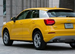 Żółte Audi Q2 tyłem