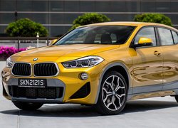 Żółte BMW X2 M Sport
