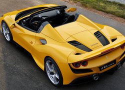 Żółte Ferrari F8 Spider Kabriolet
