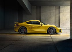 Żółte Porsche Cayman GT4