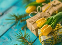 Żółte tulipany i prezenty obok świerkowych gałązek